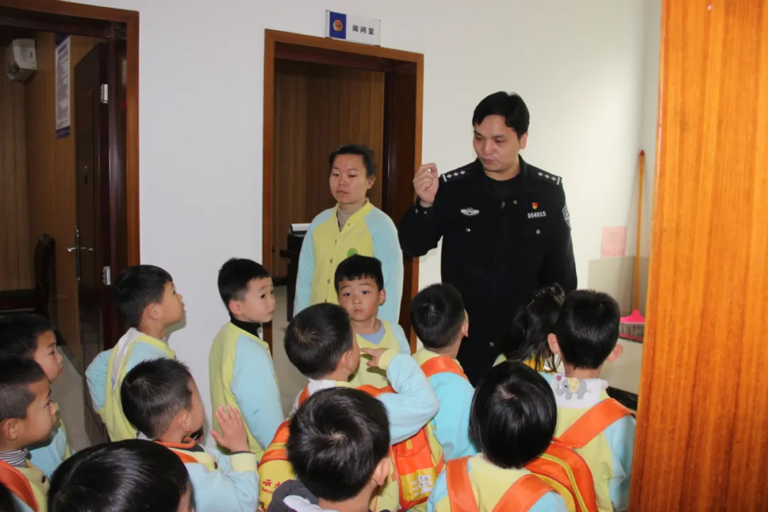 「我为群众办实事」莲乡公安举办警营开放日，迎来幼儿园小萌娃