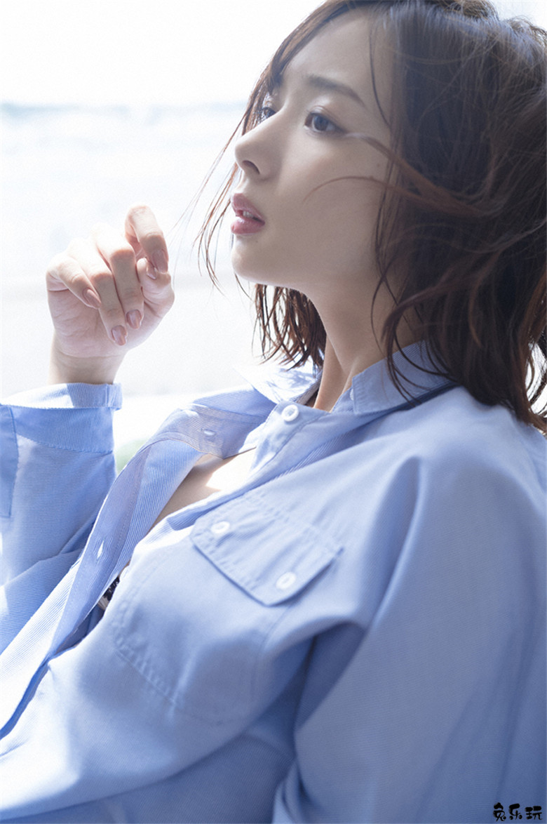 职业麻将选手？日本腿精正妹冈田纱佳短发造型身材更强大啦！