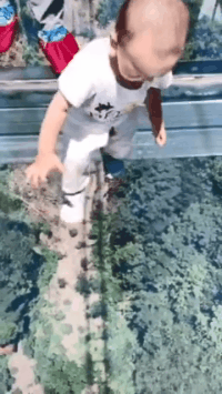 搞笑的动图图片：这个平衡度太厉害了，妹子迪厅出身吧！