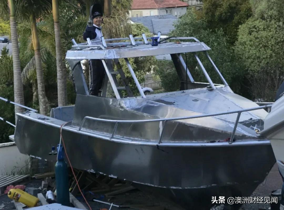 43岁移民新西兰，这个温州人在自家花园“徒手造游艇”，耗时一年，成果惊艳！