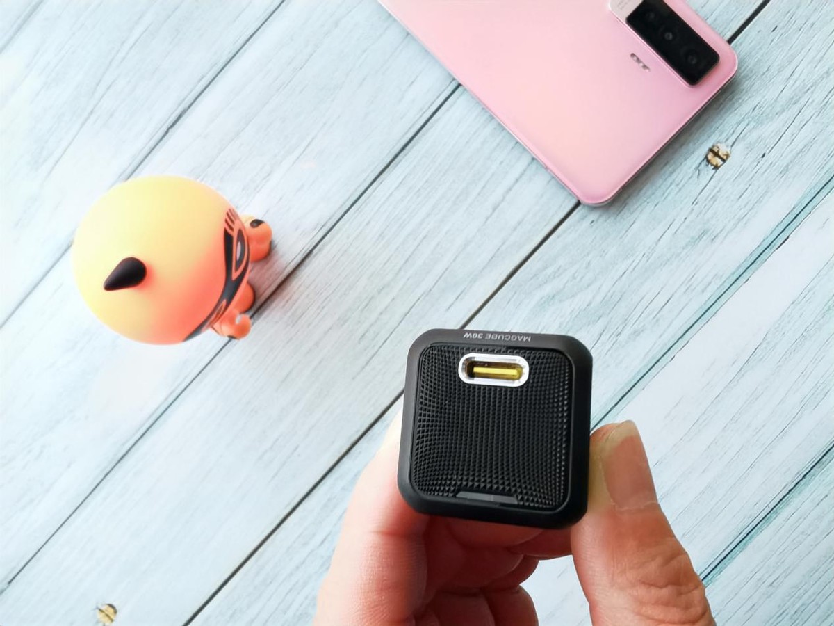 AOHI30W充电头上手体验——手机、平板、笔记本都能充