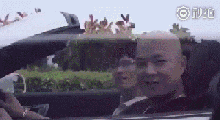 爆笑动图图片：开着跑车也输得这么惨是我没想到的！