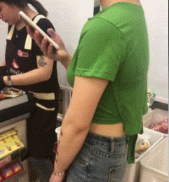 身材爆炸的美女动图：瑜伽球还能这样玩啊！