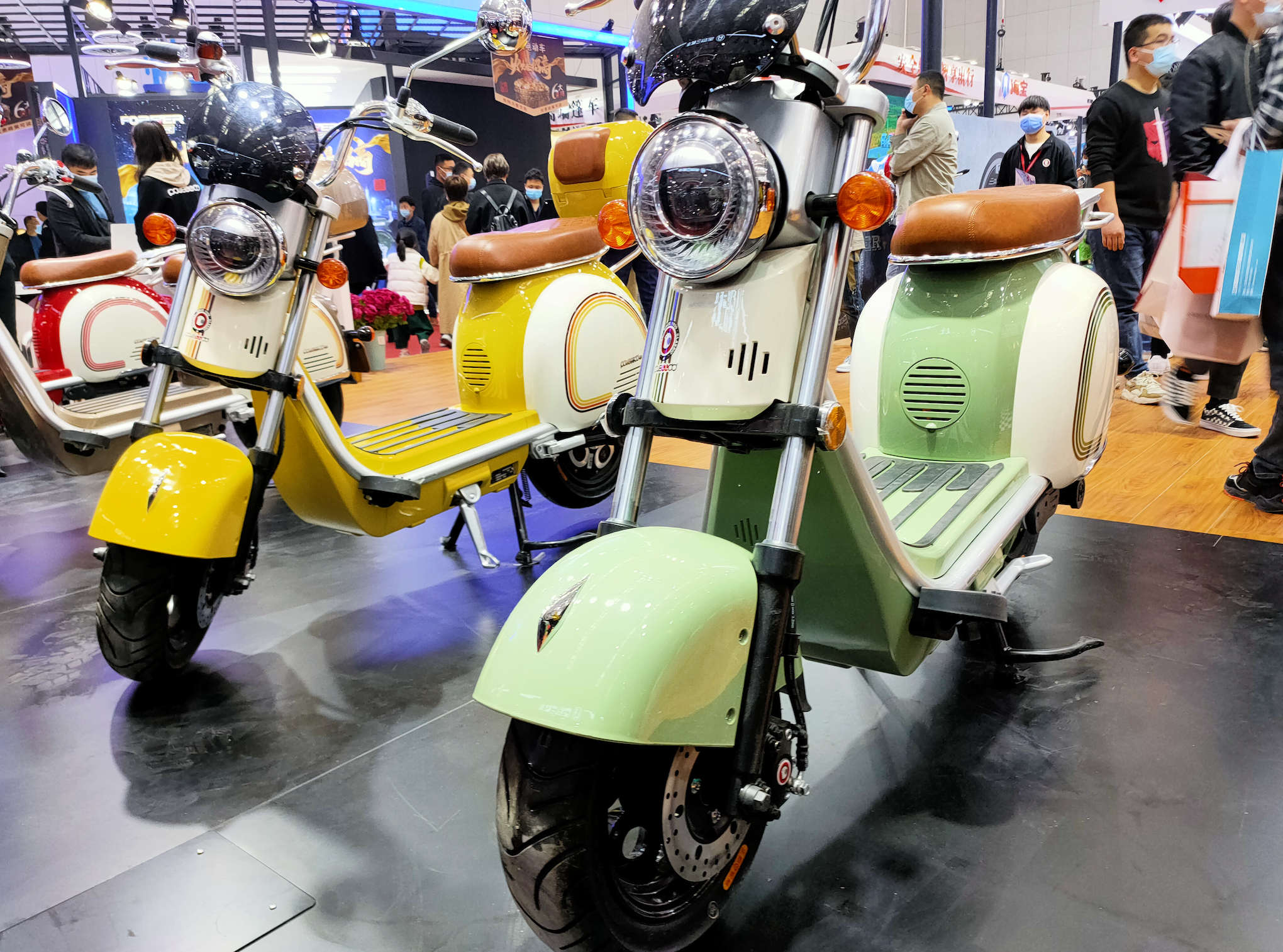 爱玛发布新款电动车,车长接近5米,可以坐8个人