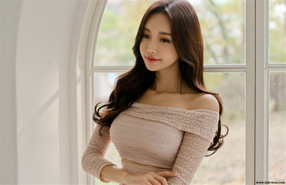 孙允珠丨孔雀波浪轻羽粉底色抹胸衣裙