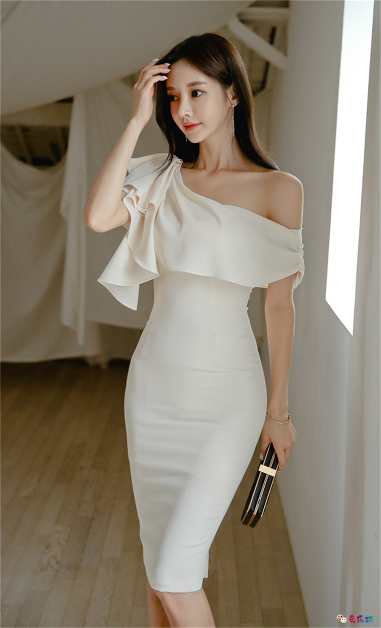 孙允珠丨凤蝶幽梦白鸢尾芳荷露肩礼裙