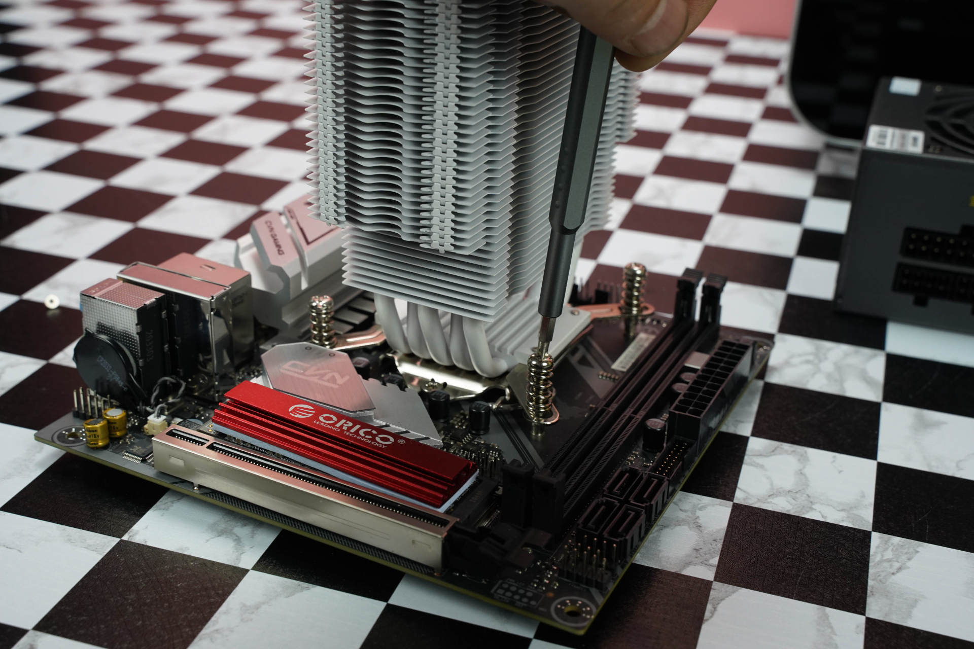 DIY玩家如何给媳妇选择电脑？乔斯伯BO100装机实录