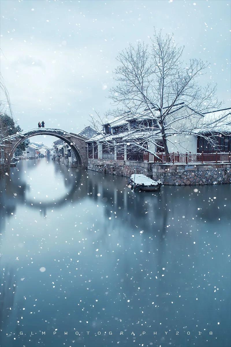 穿过雪巷,走过雪桥,也算与这温婉的古镇共成景致了