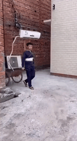 搞笑动图图片：美女秒变大叔！