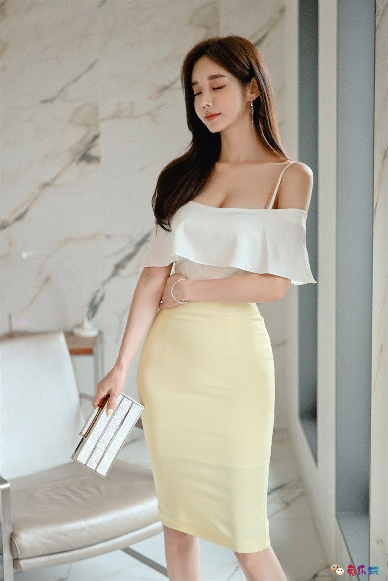 孙允珠丨维也纳淡黄抹胸柔幻公主衣裙