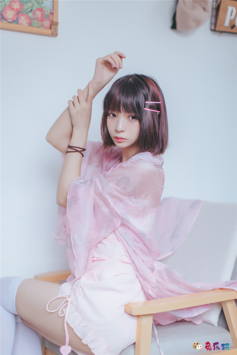 甜美少女的粉色睡衣