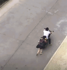 爆笑动图GIF：世界上最可怕的秋千