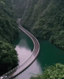好沙雕的动态图片：传说中的涉水路面，美极了！