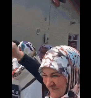 印度三哥在婚礼上鸣枪庆祝，结果却走火把新郎父亲当场爆头…
