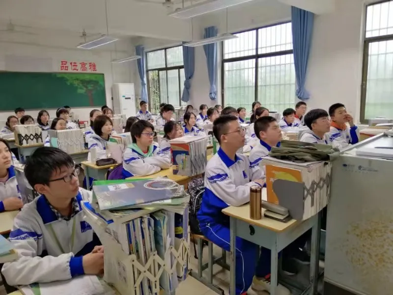别让毒品在青春蔓延——禁毒宣传走进湘钢一中班会纪实