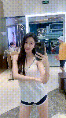 性感的GIF美女图片：天气还挺热的，你觉得呢？