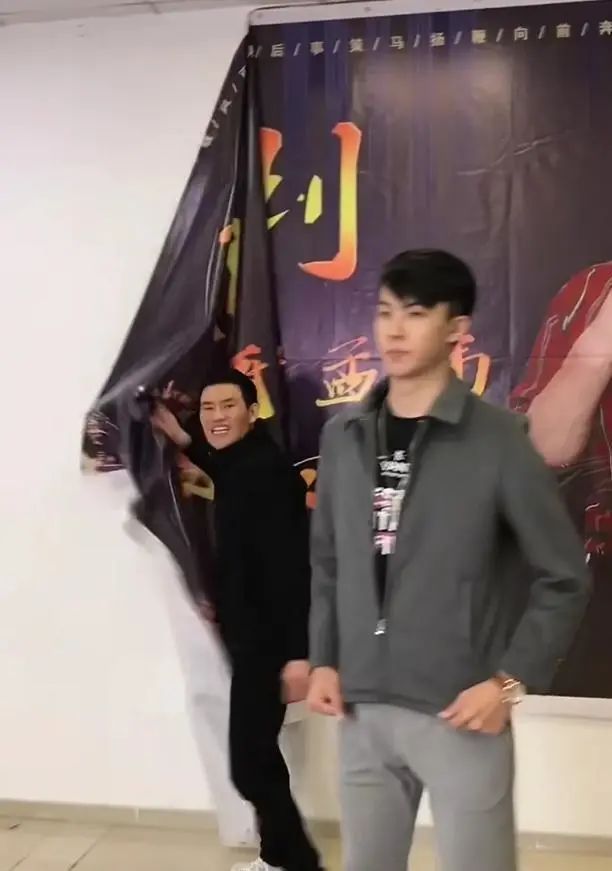 爆红童星沦为三线主播，直播现场竟被砸了场子…