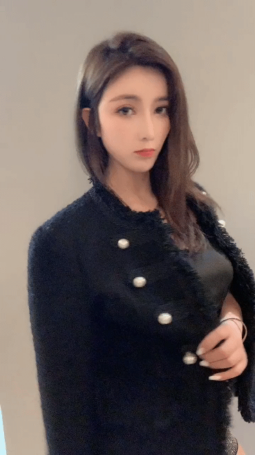 邪恶动态图出处照片：妹子这动作！在下佩服佩服！