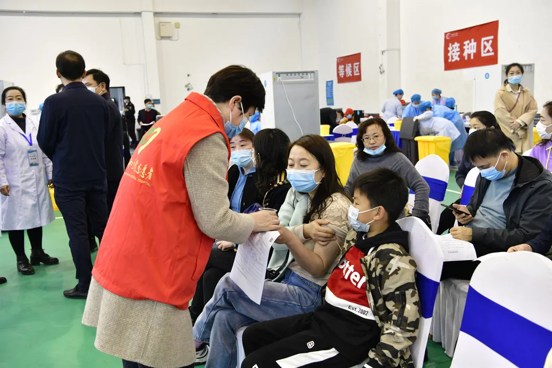152位惠景“志愿红”助力新冠病毒疫苗接种