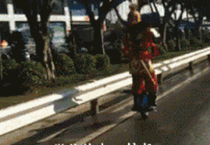 搞笑动图GIF：这，灵魂都被踹出窍了！