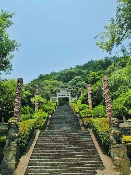曾经一座美丽的城市,如今长眠水下,却成就了一个罕见的人间胜景 曾经一座美丽的城市,如今长眠水下,却成就了一个罕见的人间胜景