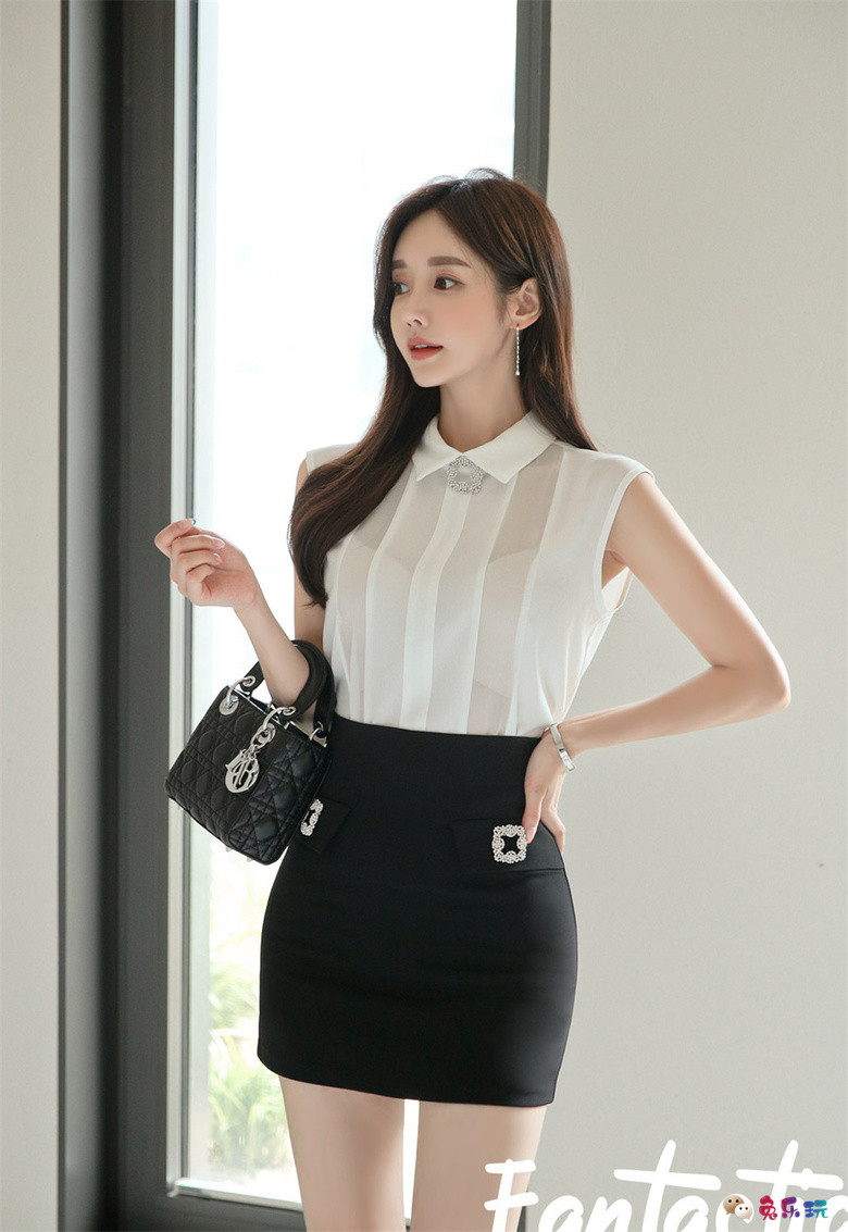 孙允珠丨鸢尾白露竖纹清雅无袖职业裙