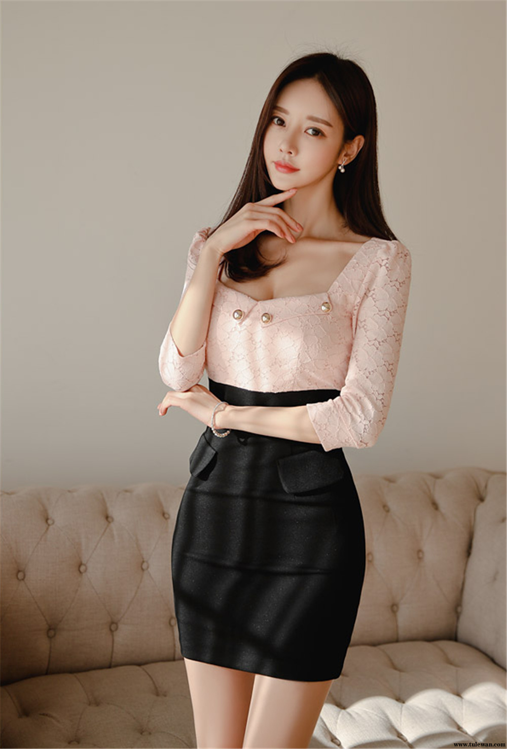 孙允珠丨娇可粉蕊经典知性弧领拼搭裙