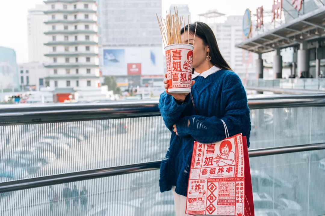 它是炸串界的“蜜雪冰城”！9平小店日卖7万，一年多开860家店