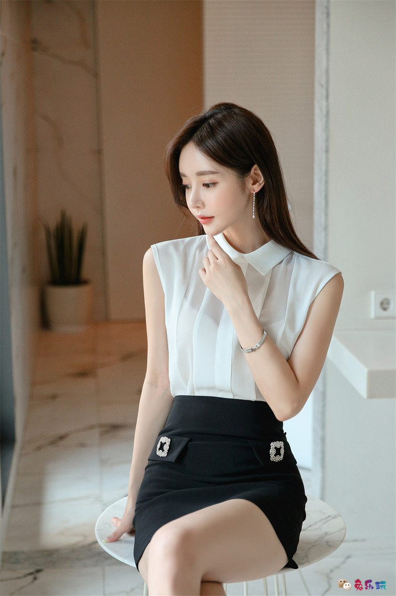 孙允珠丨鸢尾白露竖纹清雅无袖职业裙