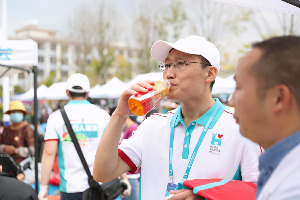 为爱醒着拼，东鹏饮料为韩红爱心公益一路能量护航