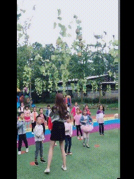 大美女GIF图片：大得很突然，大得很实在啊！
