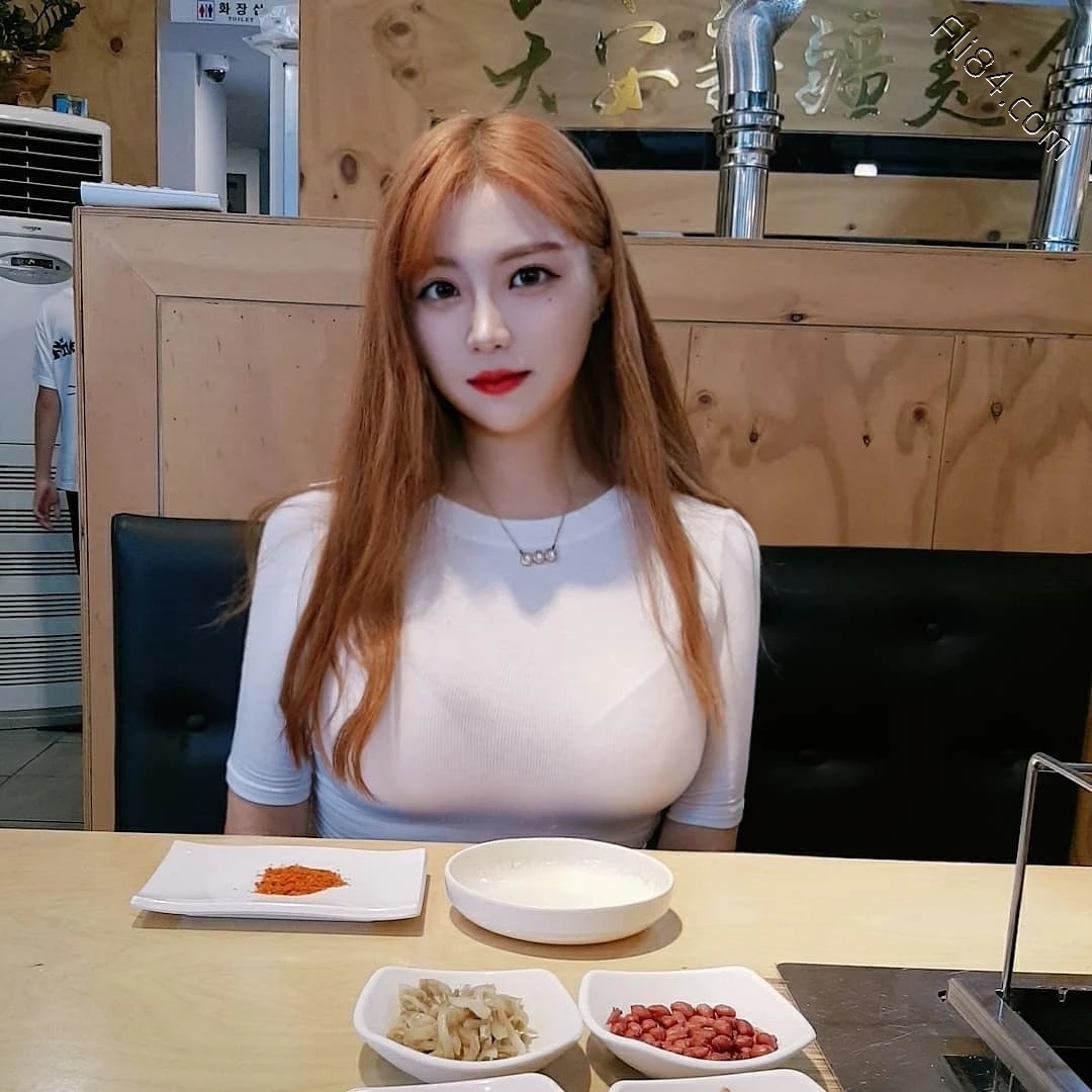 韩国大奶网红“쩡이”衬衫扣子被撑爆，乳量太过分 hold 不住啦！