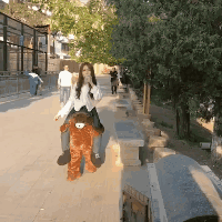 搞笑GIF动态图：如何引起酒桌上的女神注意？