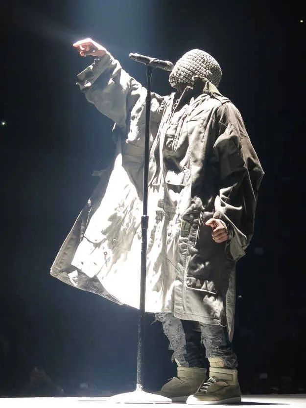 就拿rapper界的时髦教主 kanye west 来说,早在yeezus tour巡回演唱的