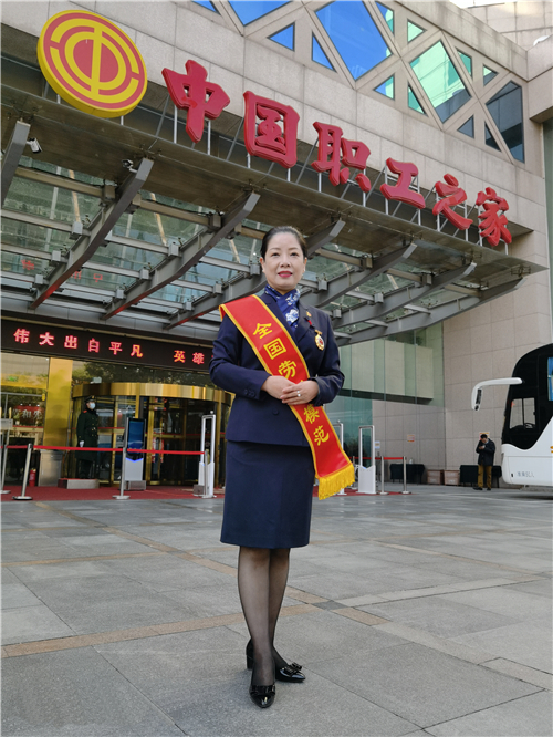 在人民大会堂接受表彰!3名东航员工荣获2020年"全国劳动模范"称号