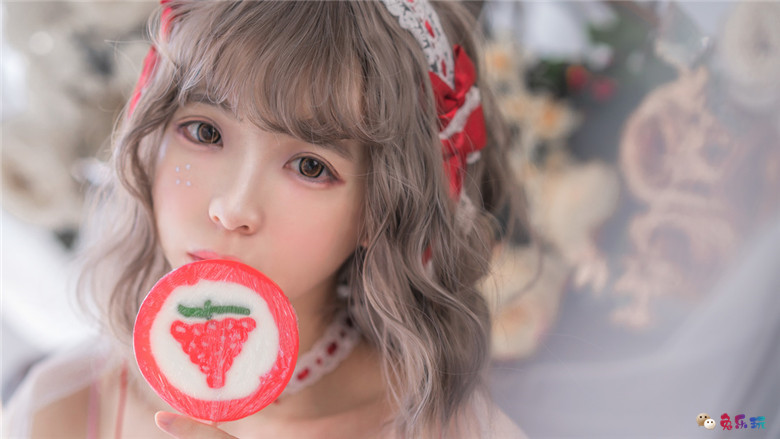 甜美少女的粉色睡衣