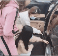 搞笑GIF图片：老婆会这招，你惊喜不