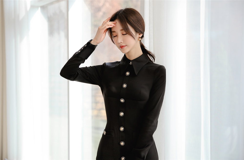 孙允珠丨深色竖纹纽扣古典锡兰包臀裙