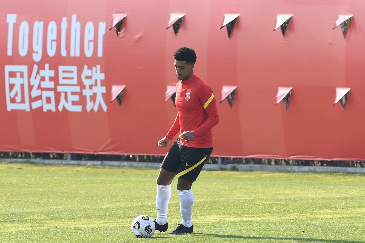 阿兰孩子病重我哭了但还是选择去国足集训