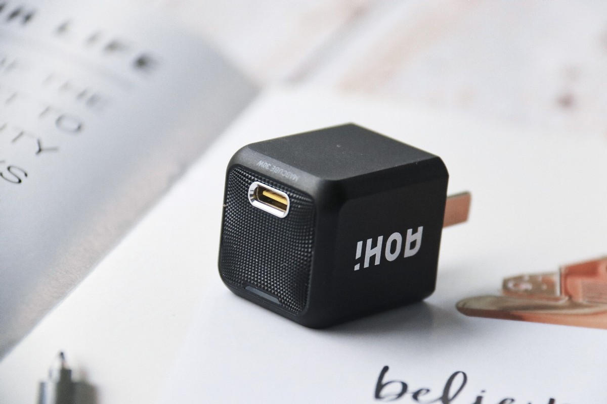 只有拇指大小的新氮化镓微型大功率充电器：AOHI 30W上手实测