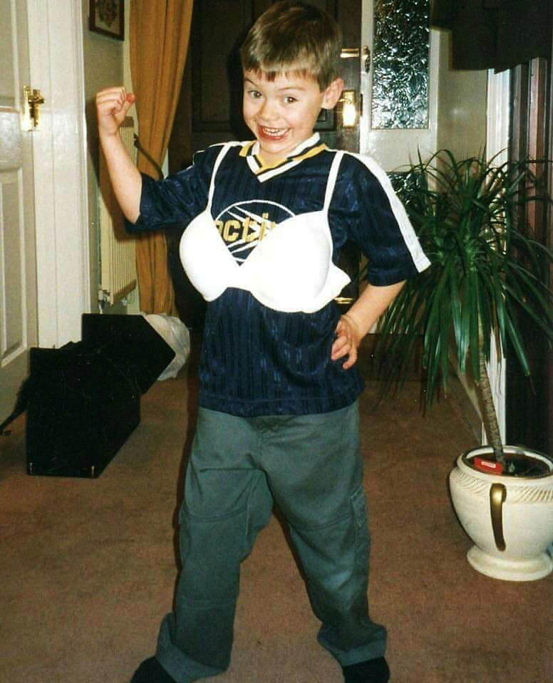 小时候的harry styles我很小就登台表演,上中学后就没怎么继续了.