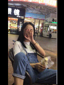 超大胸美女动图：大了大了，出去炸街啦！