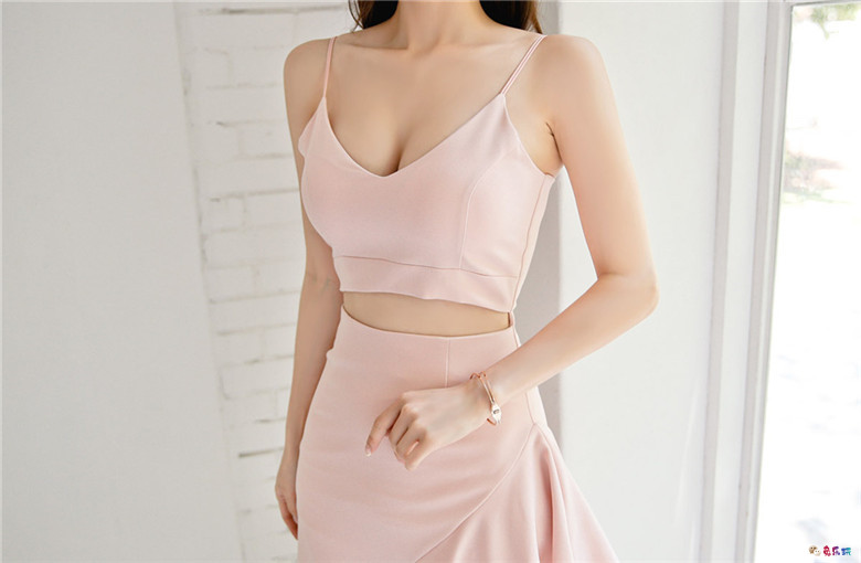 孙允珠：瓦莱塔浪漫馨彩粉斜摆层叠裙