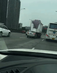 爆笑GIF：没错，这傻子是我爸爸！亲的！