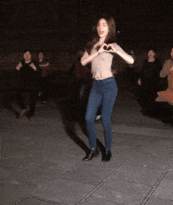 邪恶另类的美女动态图片：这瑜伽需要陪练吗？