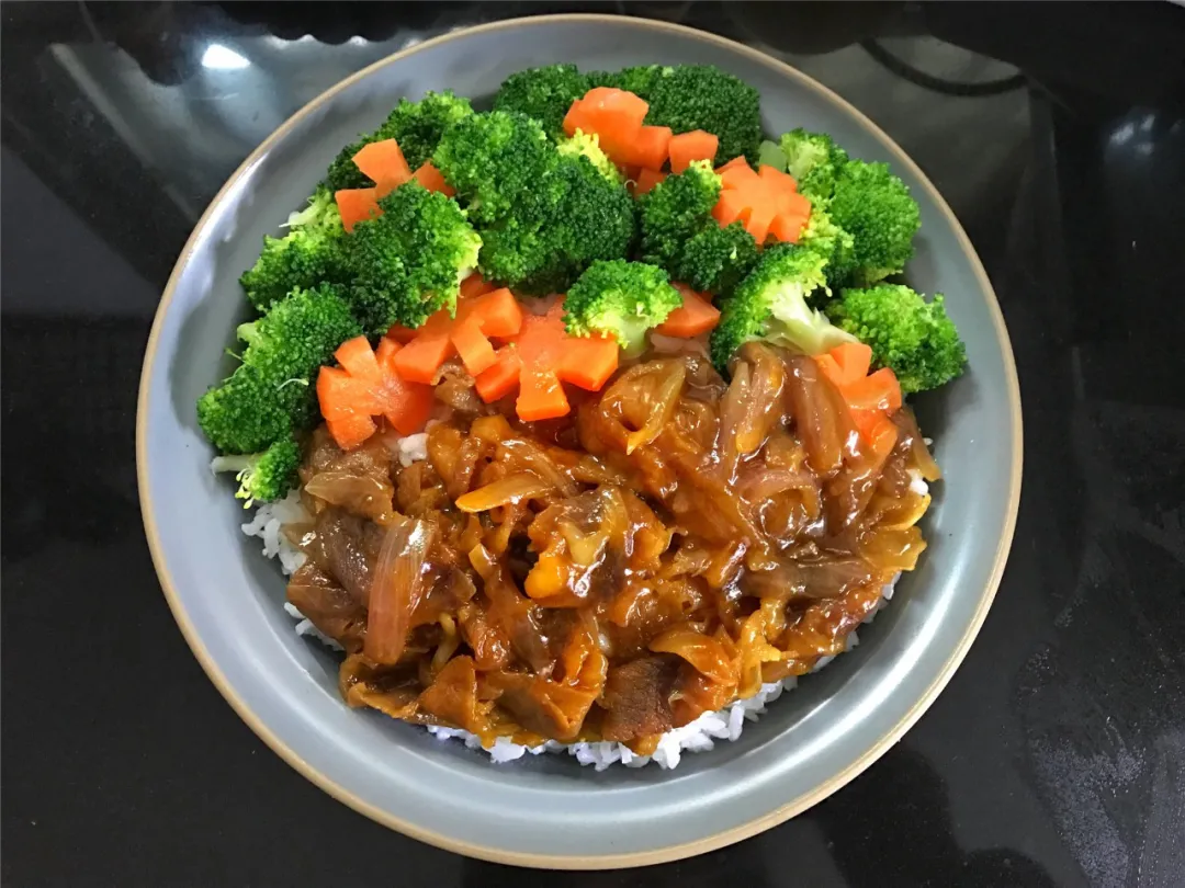 美食做法：洋葱肥牛盖饭，鲜香嫩滑，在家自己几块钱就搞定 第1张